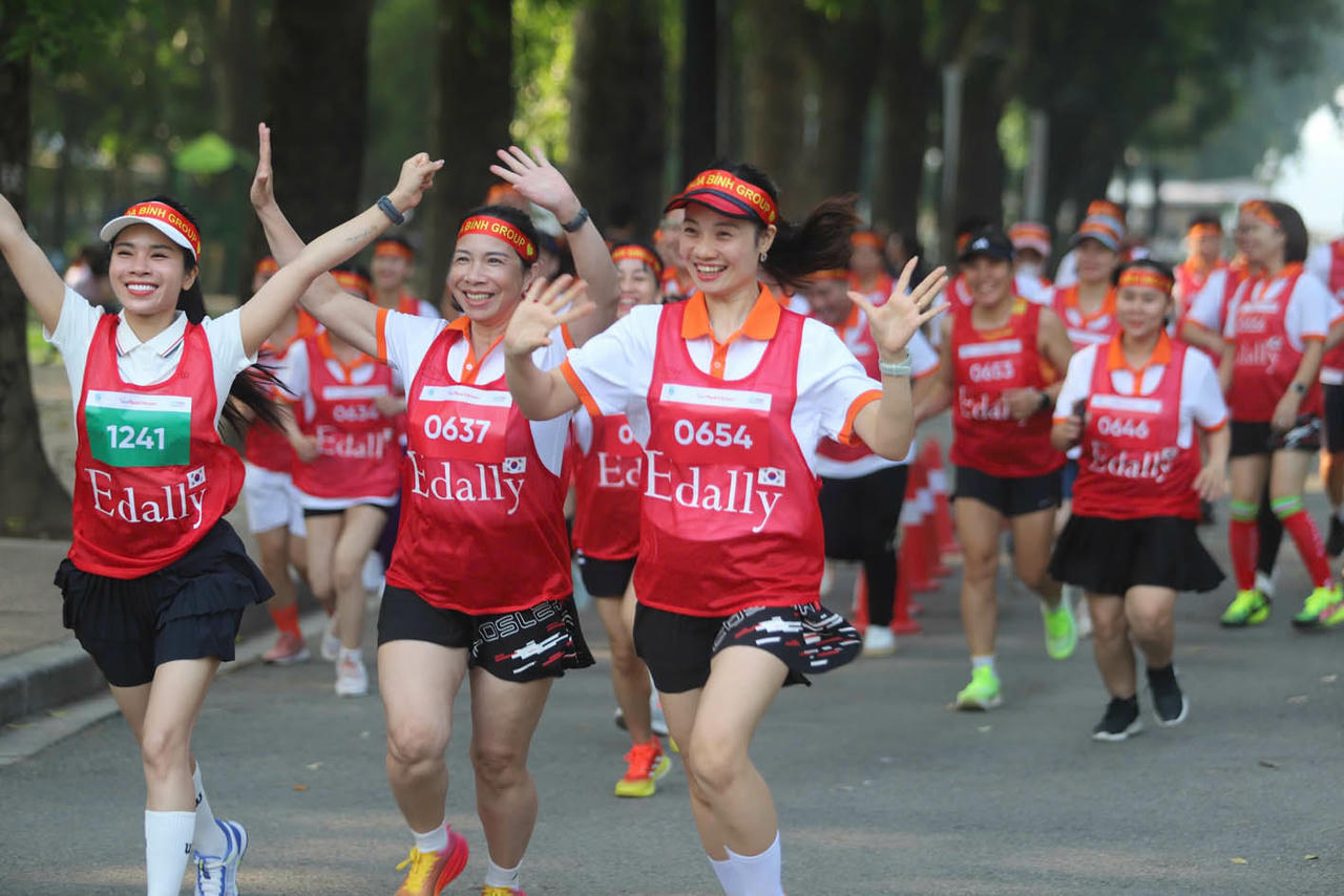 Các vận động viên hào hứng hưởng ứng giải chạy “Phụ nữ chạy hưởng ứng
Vì môi trường không khói thuốc”. (Nguồn: BTC)