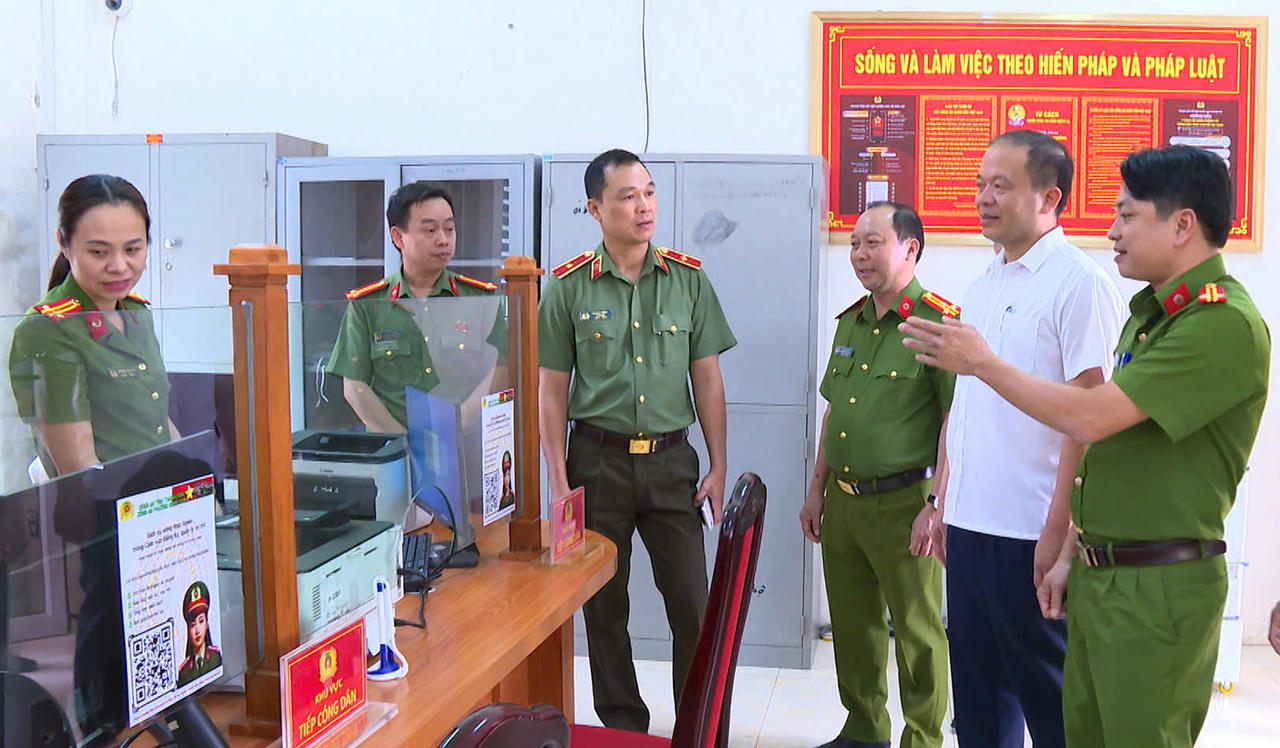 Thiếu tướng Tô Anh Dũng (thứ 3 từ trái qua) kiểm tra công tác tại công an các phường trên địa bàn tỉnh.