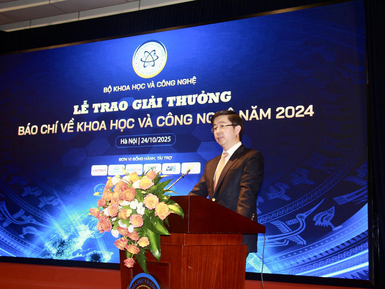 Thứ trưởng Bộ KH&amp;CN Bùi Hoàng Phương phát biểu tại Lễ trao Giải. (Ảnh: BTC)