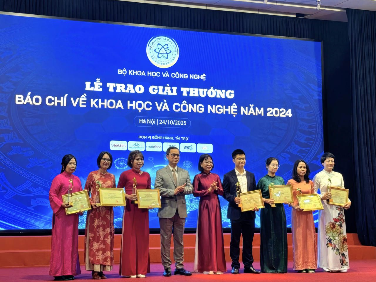 Loạt bài “Bản quyền văn hóa thời AI” đăng tải trên số Chủ Nhật ấn phẩm báo in Báo Pháp luật Việt Nam được trao giải Khuyến khích. (Ảnh: PV)