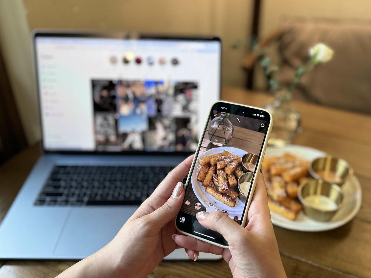 Con người dễ rơi vào áp lực về hình ảnh cá nhân khi “sống ảo”. (Nguồn: PV)