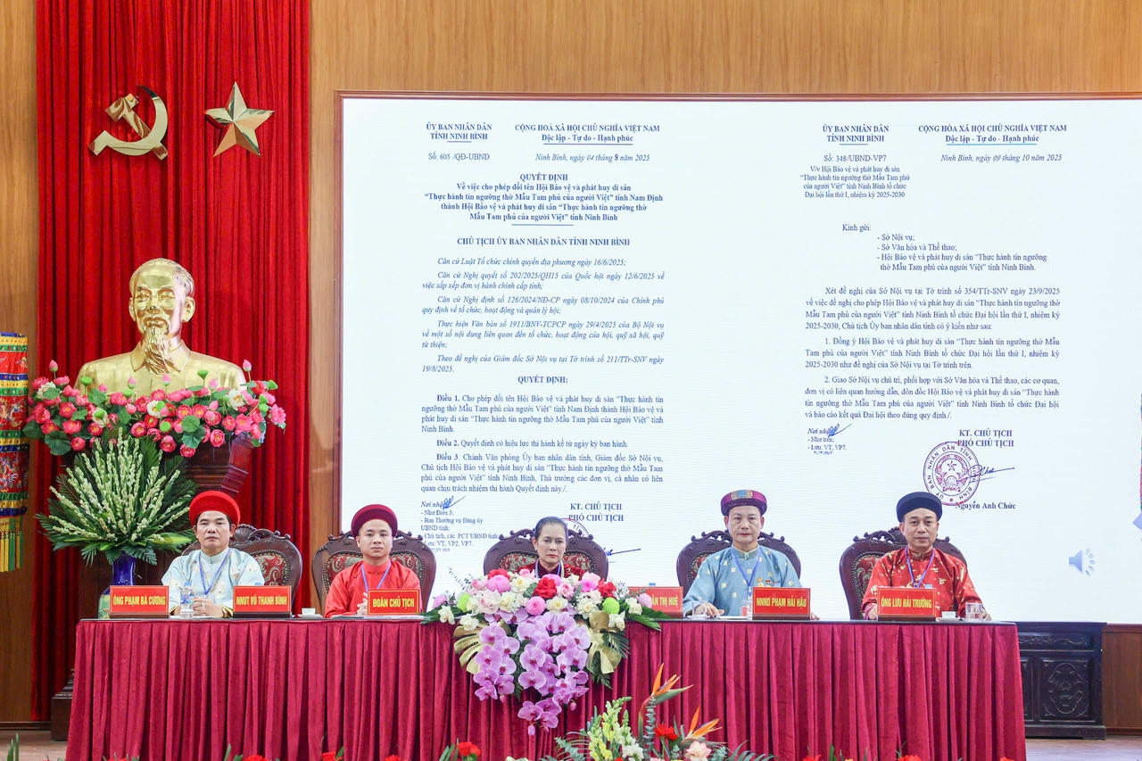 Đoàn Chủ tịch Đại hội Hội Bảo vệ và phát huy di sản “Thực hành Tín ngưỡng thờ Mẫu Tam phủ của người Việt” tỉnh Ninh Bình lần thứ I, nhiệm kỳ 2025 - 2030