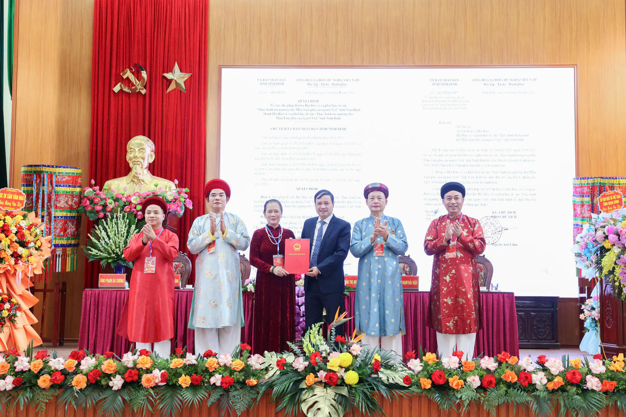 Lãnh đạo Sở Nội vụ tỉnh Ninh Bình trao Quyết định thành lập Hội Bảo vệ và Phát huy di sản “Thực hành tín ngưỡng thờ Mẫu Tam phủ của người Việt” tỉnh Ninh Bình