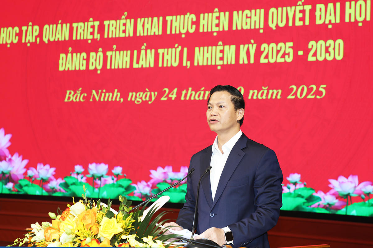 Chủ tịch UBND tỉnh Vương Quốc Tuấn phát biểu tại hội nghị.