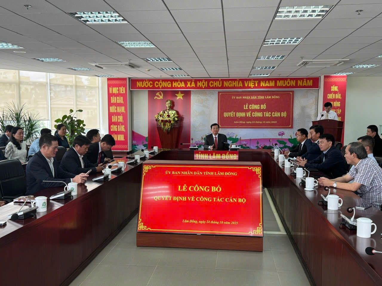 Chủ tịch Lâm Đồng Hồ Văn Mười chủ trì Lễ công bố quyết định về nhân sự sáng 24/10.