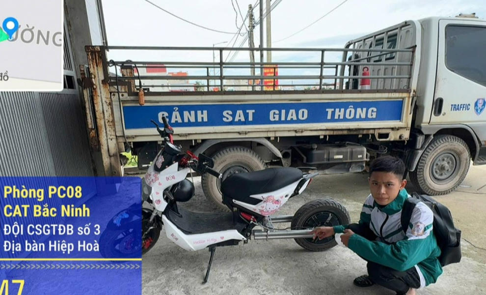 Lực lượng CSGT Hiệp Hoà kiểm tra, xử lý xe máy điện bị “độ, chế” thay đổi kết cấu.