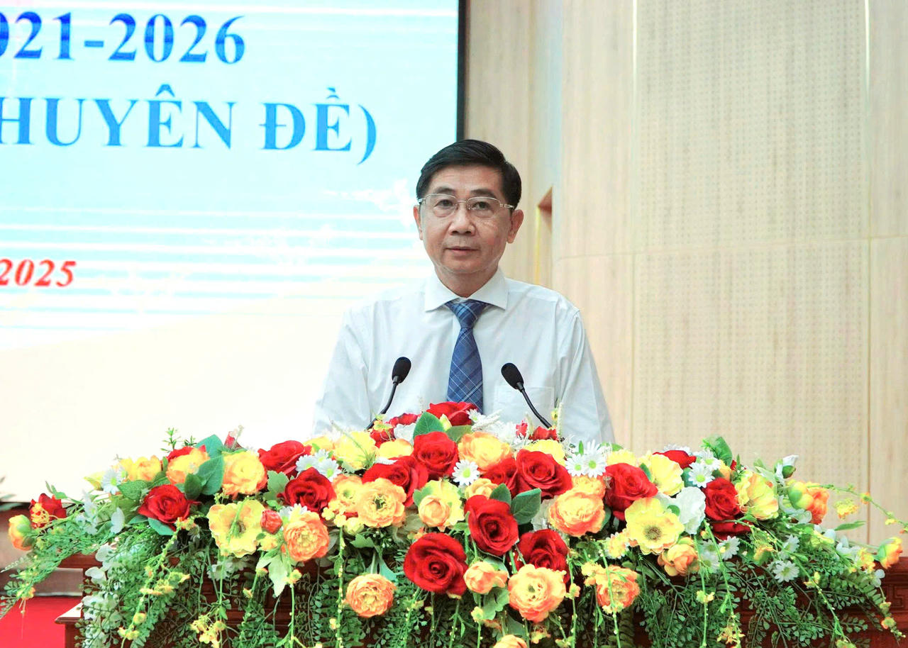 Ông Lê Việt Bắc, Giám đốc Sở Xây dựng tỉnh An Giang phát biểu tại kỳ họp.