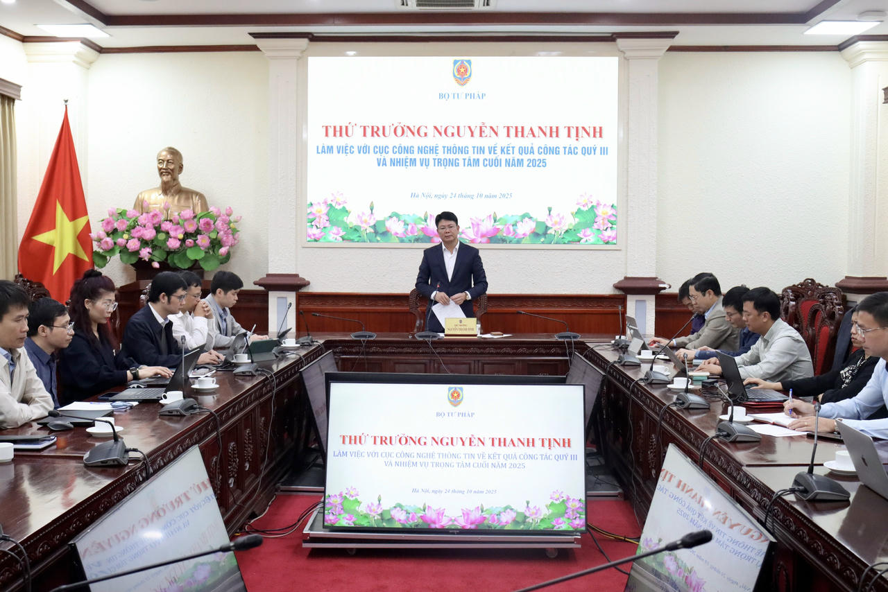 Thứ trưởng Nguyễn Thanh Tịnh làm việc với Cục Công nghệ thông tin về kết quả công tác Quý III