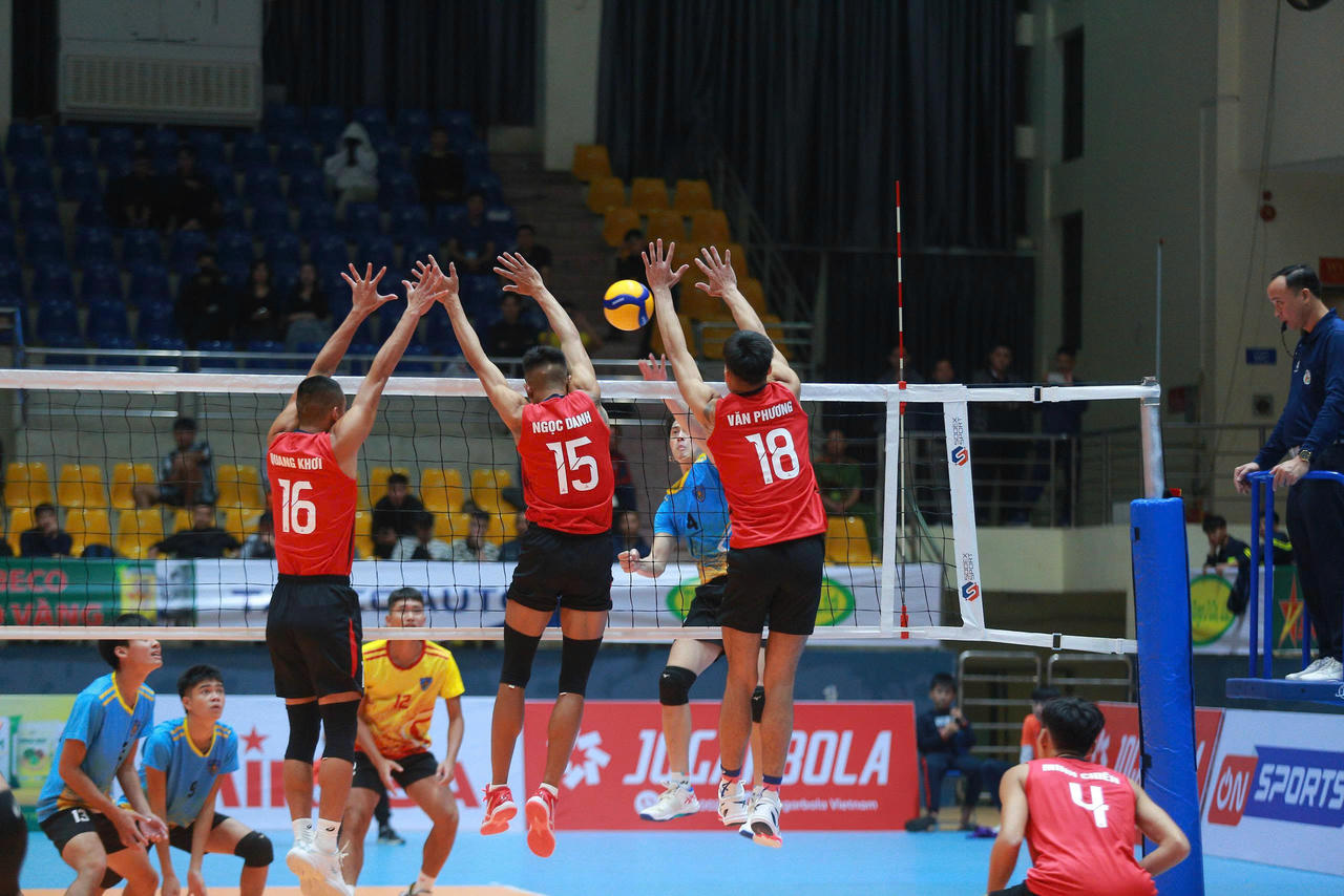 Ngay sau lễ khai mạc đã diễn ra trận đấu giữa Hà Tĩnh và Bộ Tư lệnh Cảnh sát cơ động.