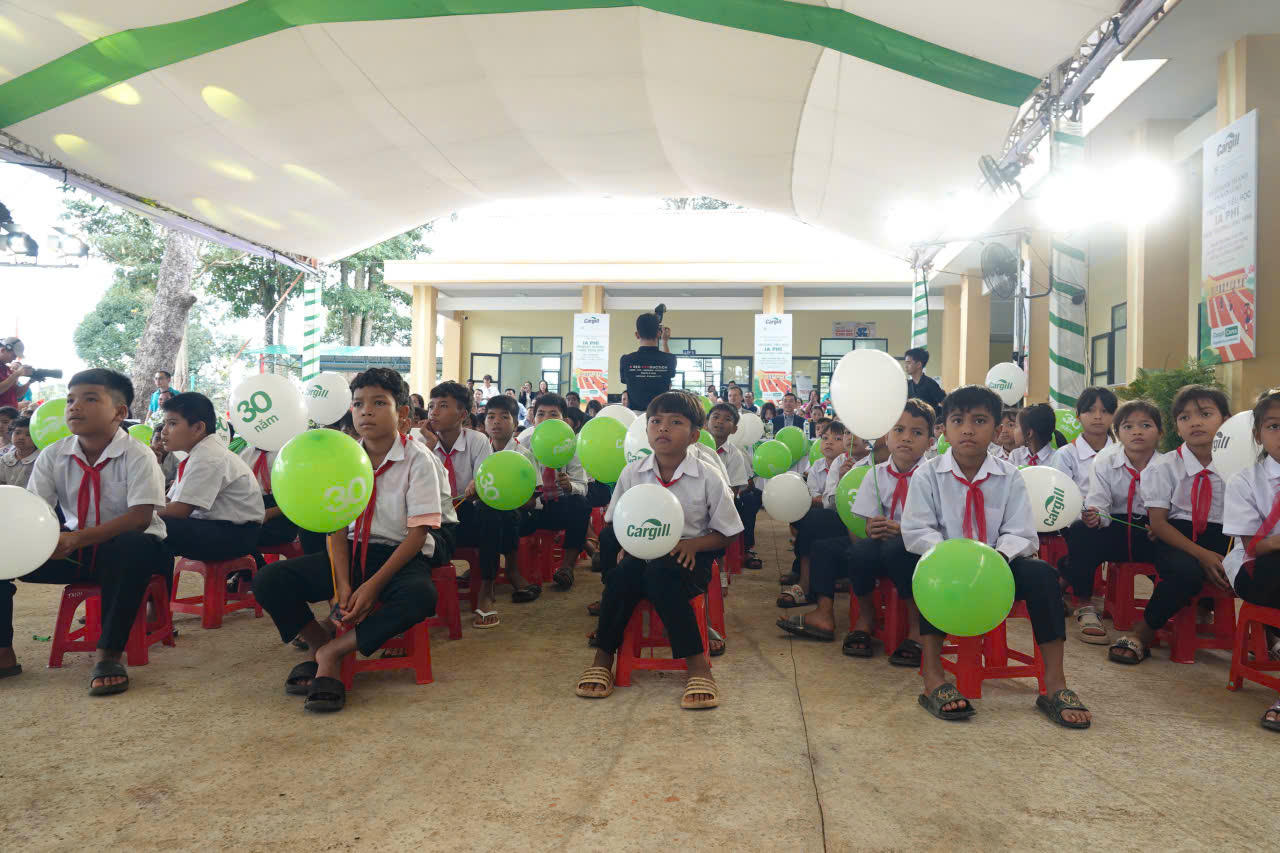 Các em học sinh tham dự lễ khánh thành.