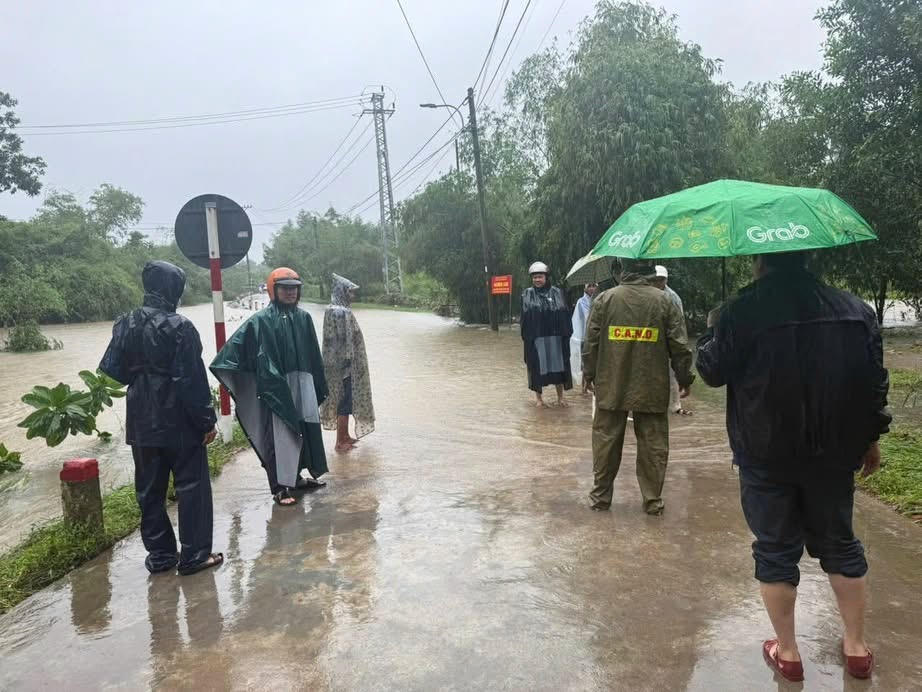 Ô tô bị nước lũ cuốn trôi, tài xế may mắn kịp thoát thân ra ngoài