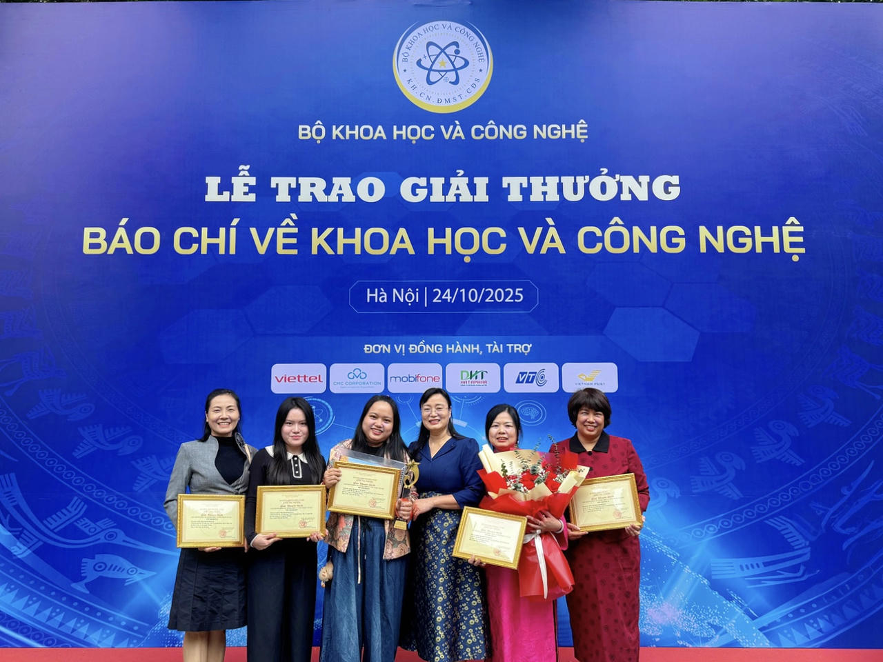 Phó Tổng biên tập Báo Pháp luật Việt Nam Vũ Hồng Thuý chụp ảnh cùng nhóm tác giả đoạt giải. (Ảnh: PV). 