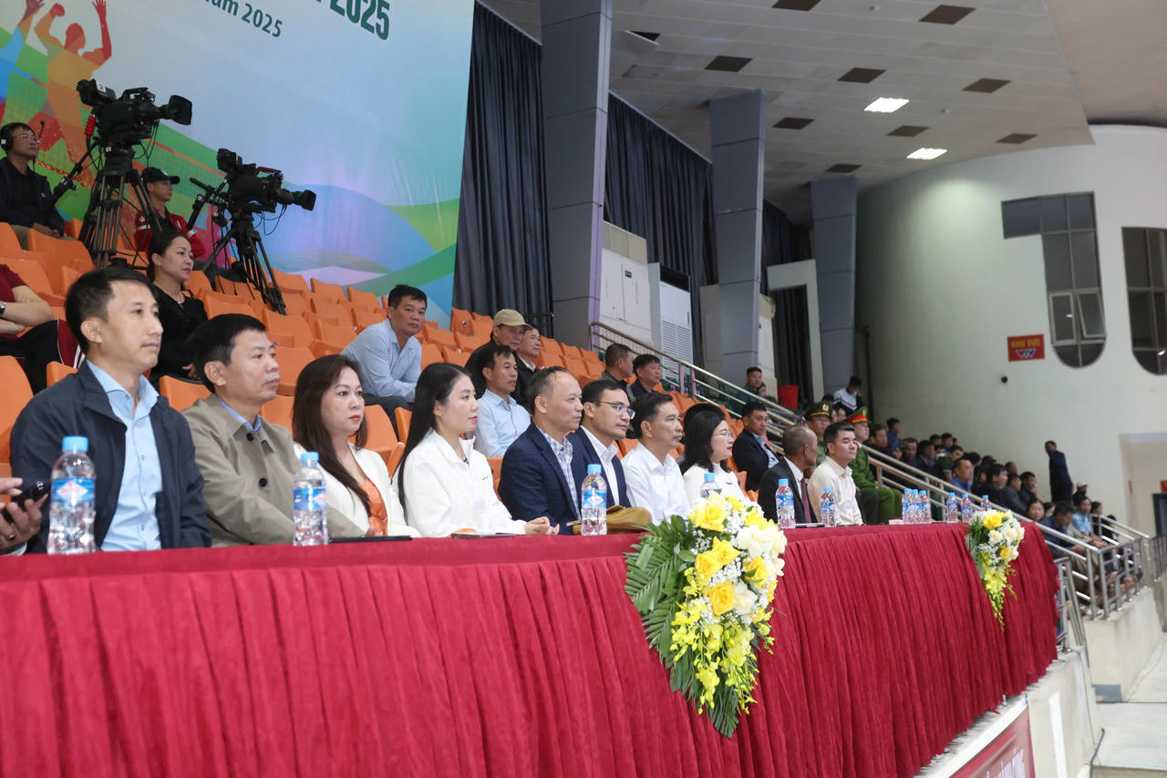 Đại biểu tham dự lễ khai mạc.