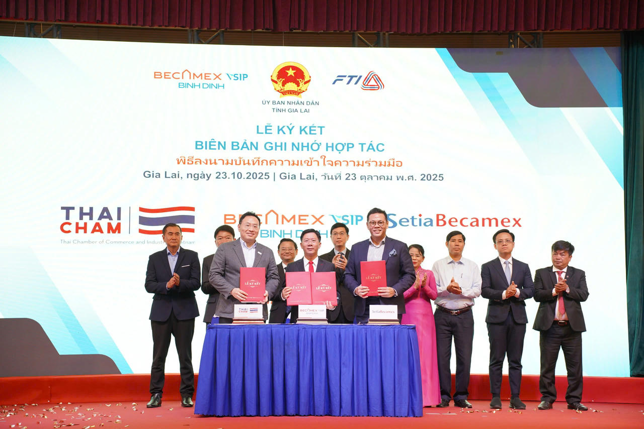 Ông Nguyễn Văn Lăng – Tổng giám đốc Công ty Cổ phần Becamex Bình Định 
ký kết Biên bản ghi nhớ hợp tác giữa Becamex VSIP Bình Định với Hiệp hội Doanh 
nghiệp Thái Lan tại Việt Nam (TBAS) và Công ty CP SetiaBecamex