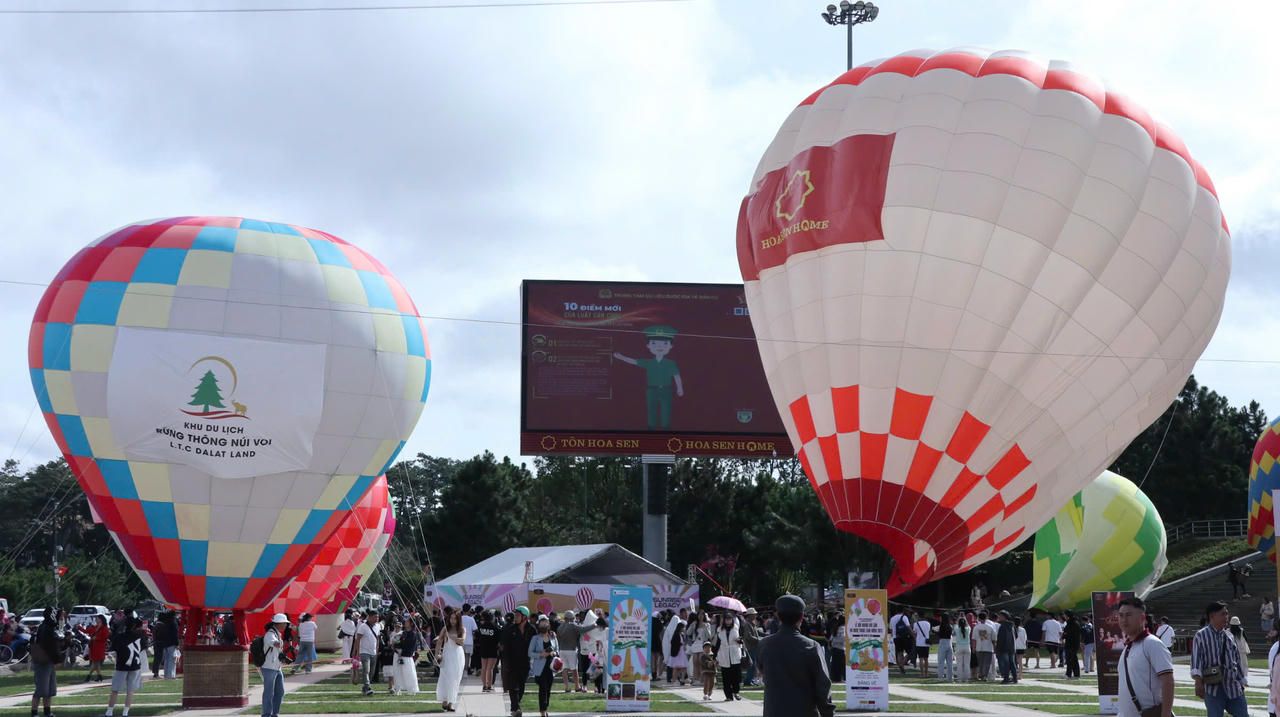 Lễ hội Khinh khí cầu thu hút đông đảo người dân và du khách tham gia.