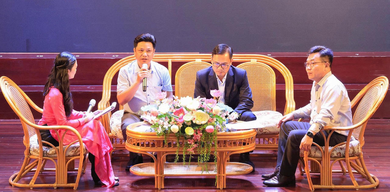 Đại diện các sở, ban, ngành trả lời vướng mắc của doanh nghiệp tại Hội nghị.