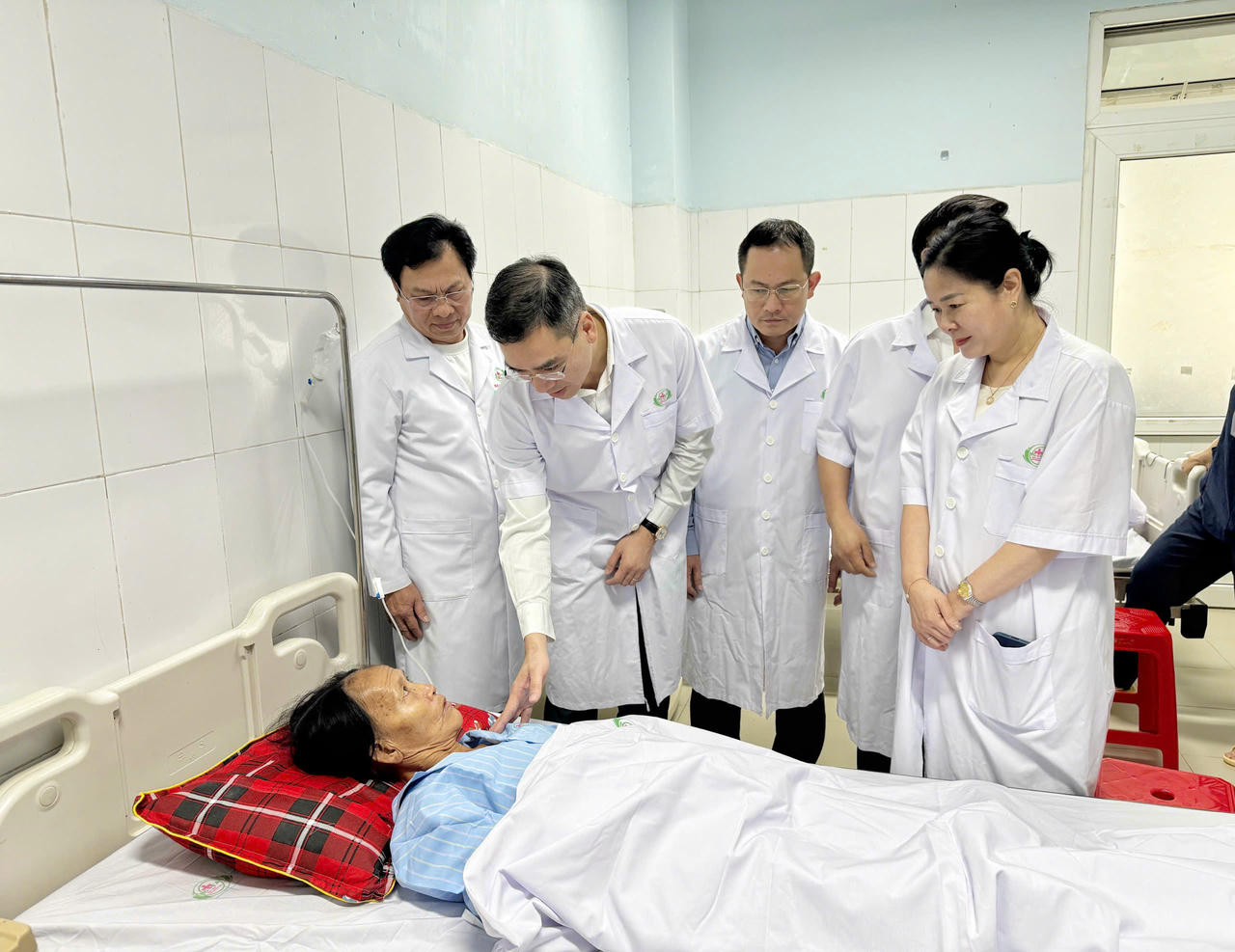 Đoàn công tác Bộ Y tế thăm, tặng quà cho các nạn nhân trong vụ bị tấn công tại Bệnh viện Sản Nhi Nghệ An