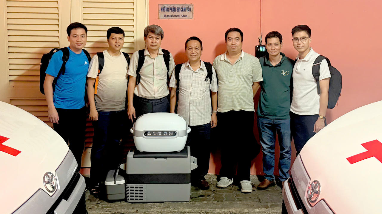 Các bác sĩ vận chuyển thận về Bệnh viện Trung ương Huế để ghép cho bệnh nhân.&nbsp;