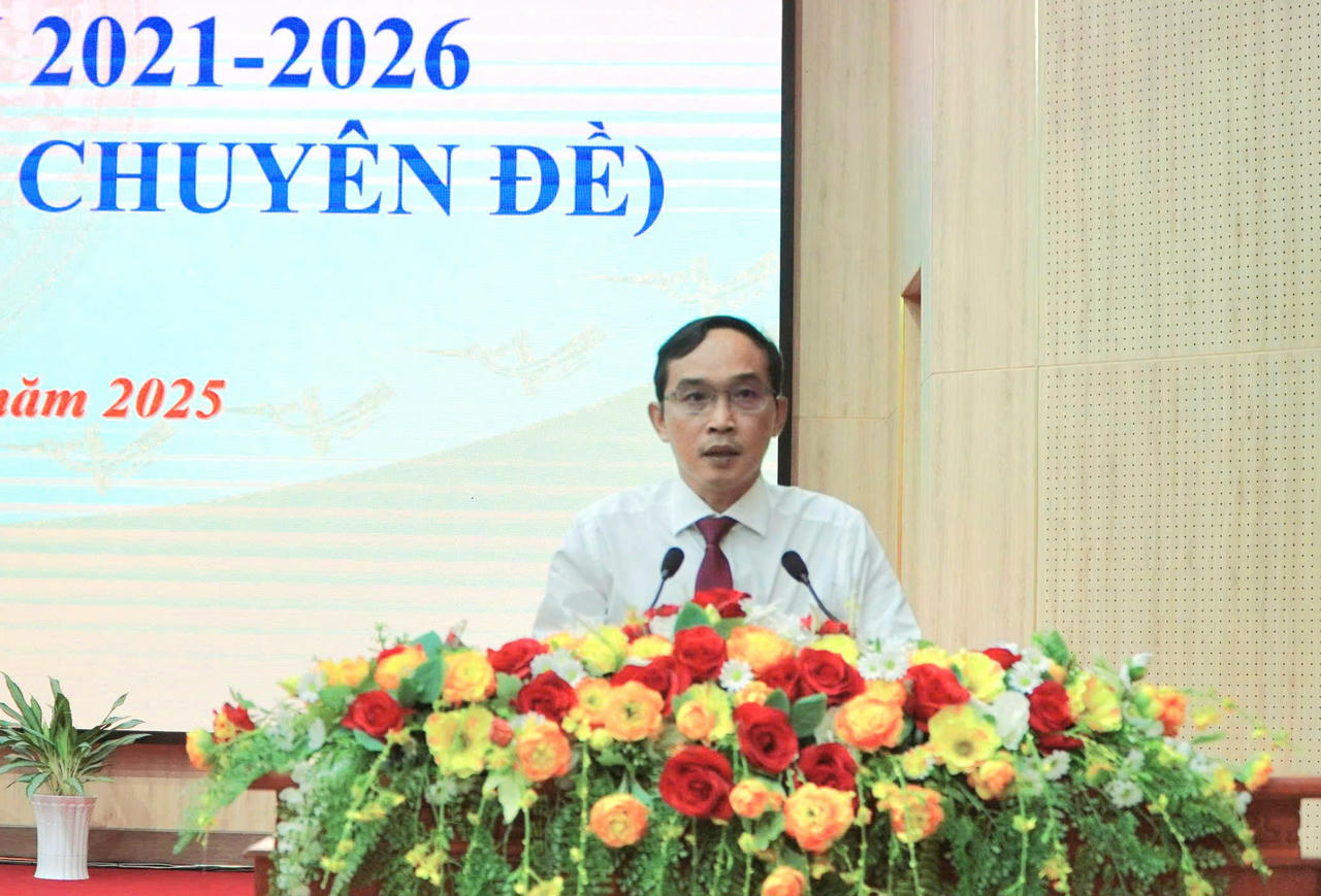 Ông Nguyễn Như Anh, Giám đốc Sở Nội vụ tỉnh An Giang phát biểu tại kỳ họp.