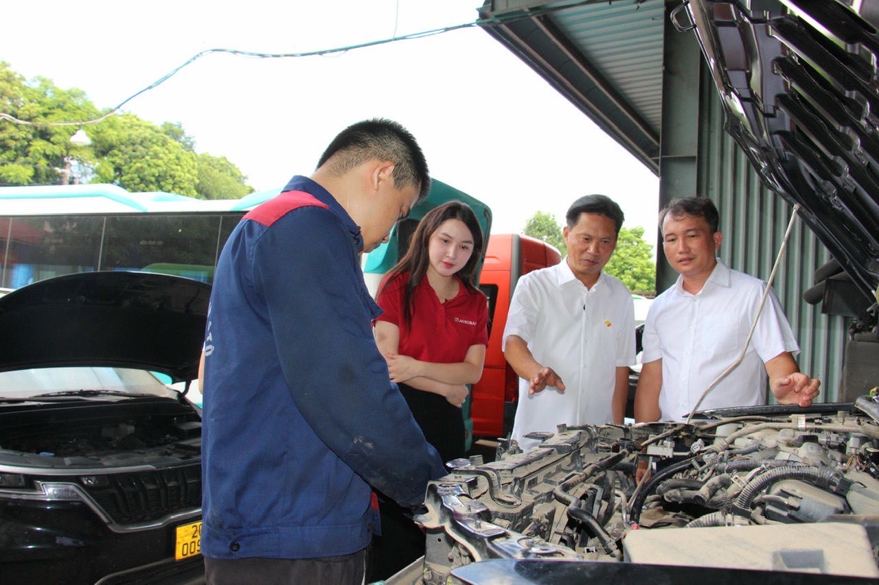 Cán bộ Agribank thăm hỏi, động viên doanh nghiệp Hà Lan.