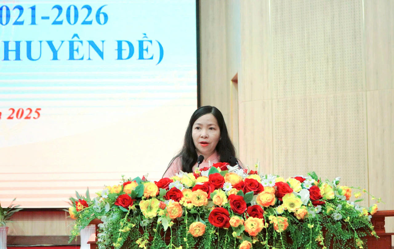 Bà Nguyễn Hồng Phượng, Trưởng Ban Pháp chế HĐND tỉnh An Giang phát biểu tại kỳ họp.