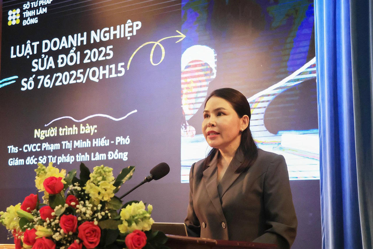 Bà Phạm Thị Minh Hiếu – Phó Giám đốc Sở Tư pháp Lâm Đồng giới thiệu một số điểm mới Luật Doanh nghiệp sửa đổi 2025.