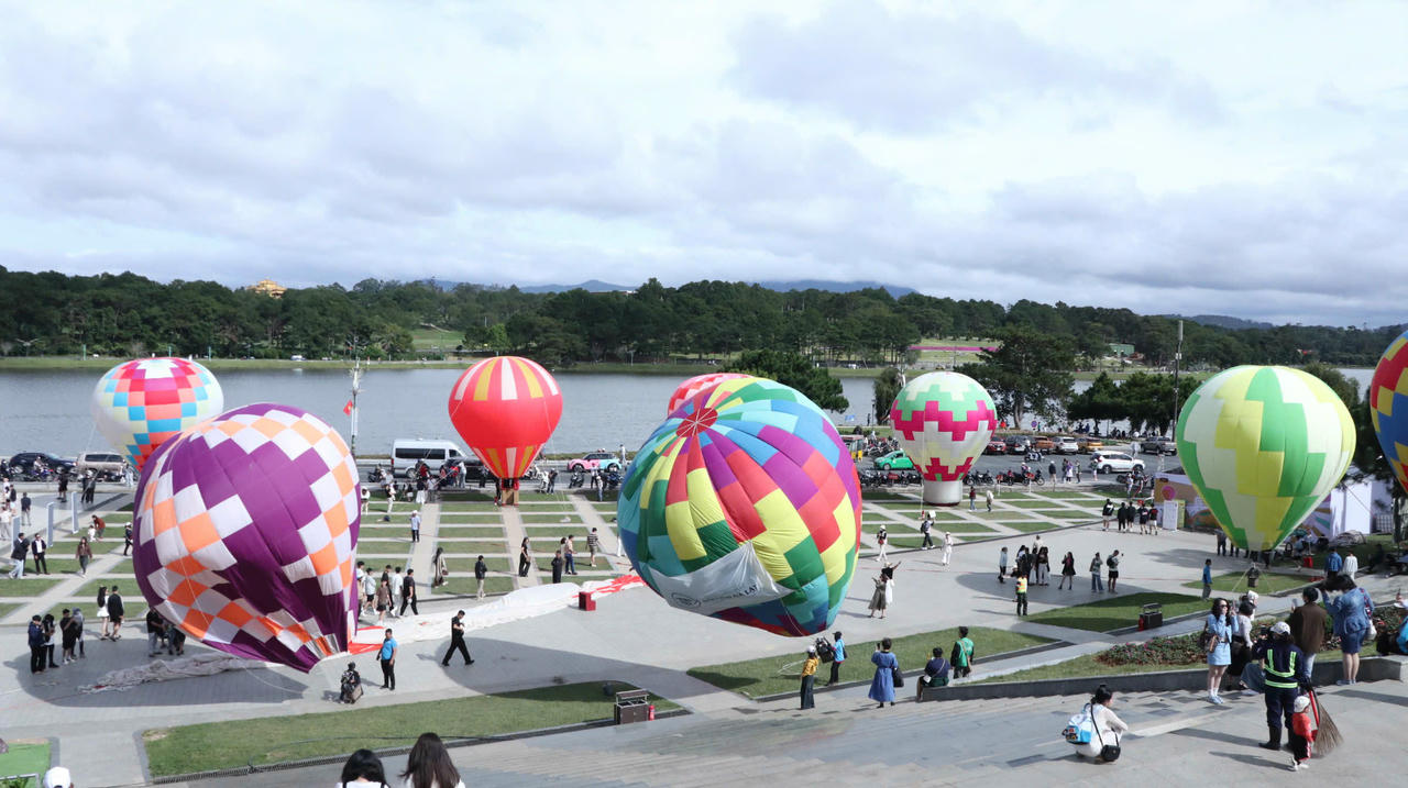 Những khi khí cầu lớn được lắp đặt.