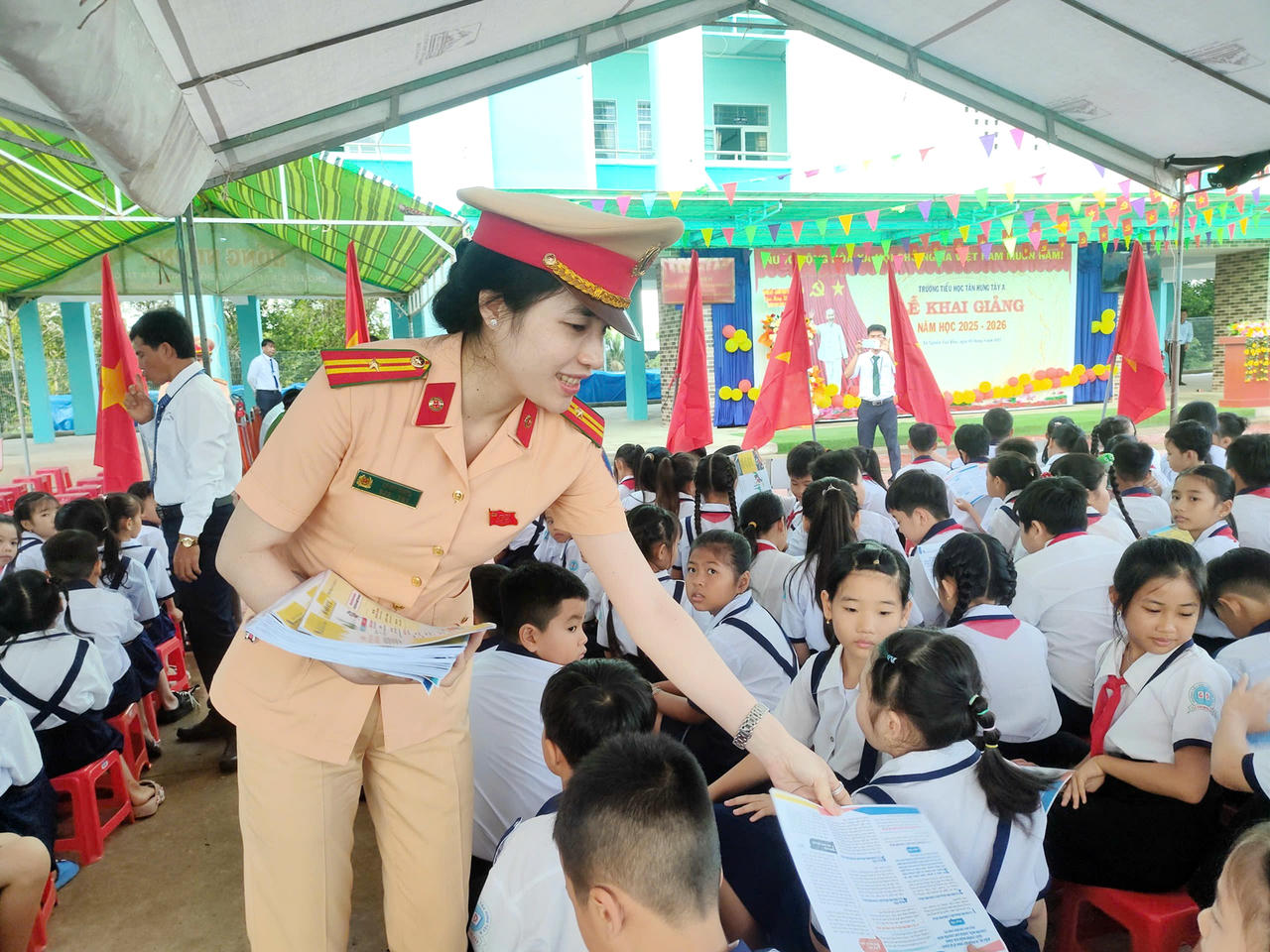 Lực lượng CSGT Cà Mau phát tờ rơi, hướng dẫn kỹ năng tham gia giao thông an toàn cho học sinh.