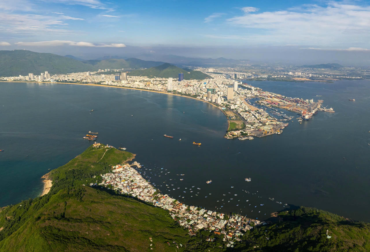 Hải Minh là một làng chài nhỏ nằm dưới chân núi Tam Tòa với vẻ đẹp bình yên, mộc mạc. Nơi đây nổi tiếng với cảnh quan nên thơ hòa quyện giữa núi và biển, đồng thời cũng là nơi có nhiều di tích lịch sử như: Tượng đài Trần Hưng Đạo, lũy đá cổ Phương Mai…