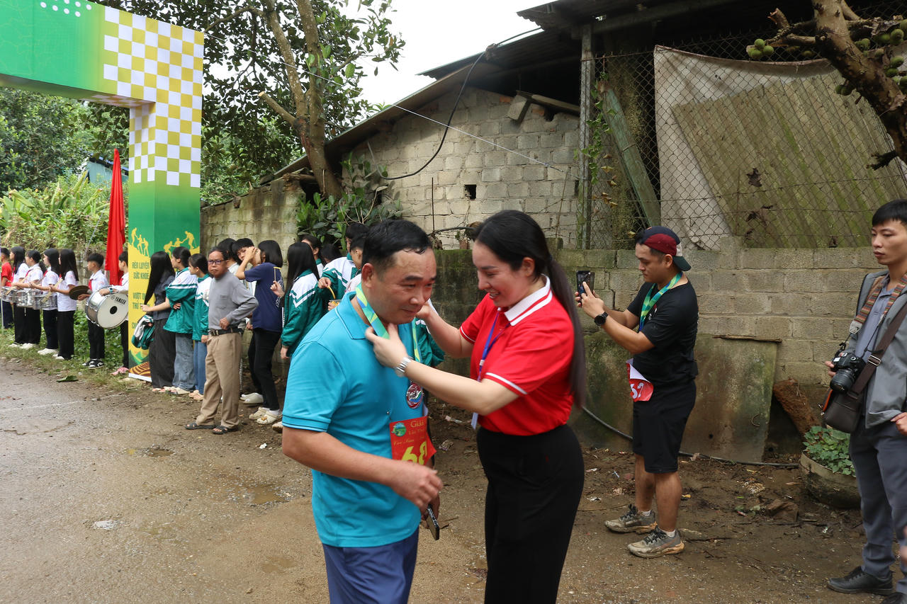 Hơn 500 vận động viên tham gia Giải leo núi “Cốc San – Sắc vàng mùa thu” năm 2025