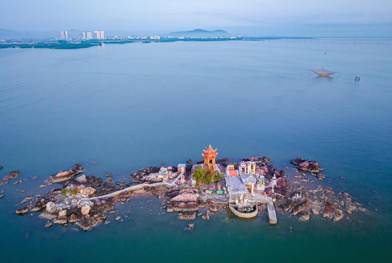 Nằm giữa đầm Thị Nại, tháp Thầy Bói có hình dáng như một ngọn núi nhỏ nổi lên giữa mênh mông sóng nước. Đến đây, du khách như có cảm giác lọt vào một ốc đảo giữa biển trời kỳ thú, đưa tay hòa vào dòng nước mát rượi, vị nước mặn mòi như xen lẫn trong từng hơi thở, bên dưới mặt nước cá tung tăng bơi lội, phía trên chim bay lượn đầy trời. Đây còn là chốn linh thiêng gắn với những câu chuyện truyền thuyết cổ của người dân địa phương.