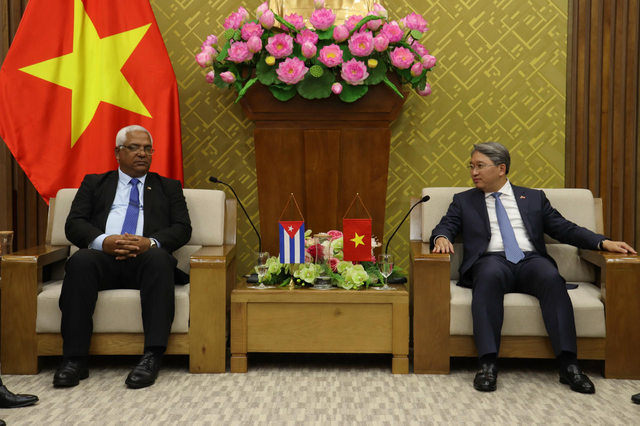 Tại buổi tiếp, Bộ trưởng Nguyễn Hải Ninh khẳng định Việt Nam mãi mãi ghi nhớ với lòng biết ơn sâu sắc về sự ủng hộ mạnh mẽ và giúp đỡ chí tình mà Đảng Cộng sản và Nhân dân Cuba anh em đã dành cho Nhân dân Việt Nam. (Ảnh: H.Thư)