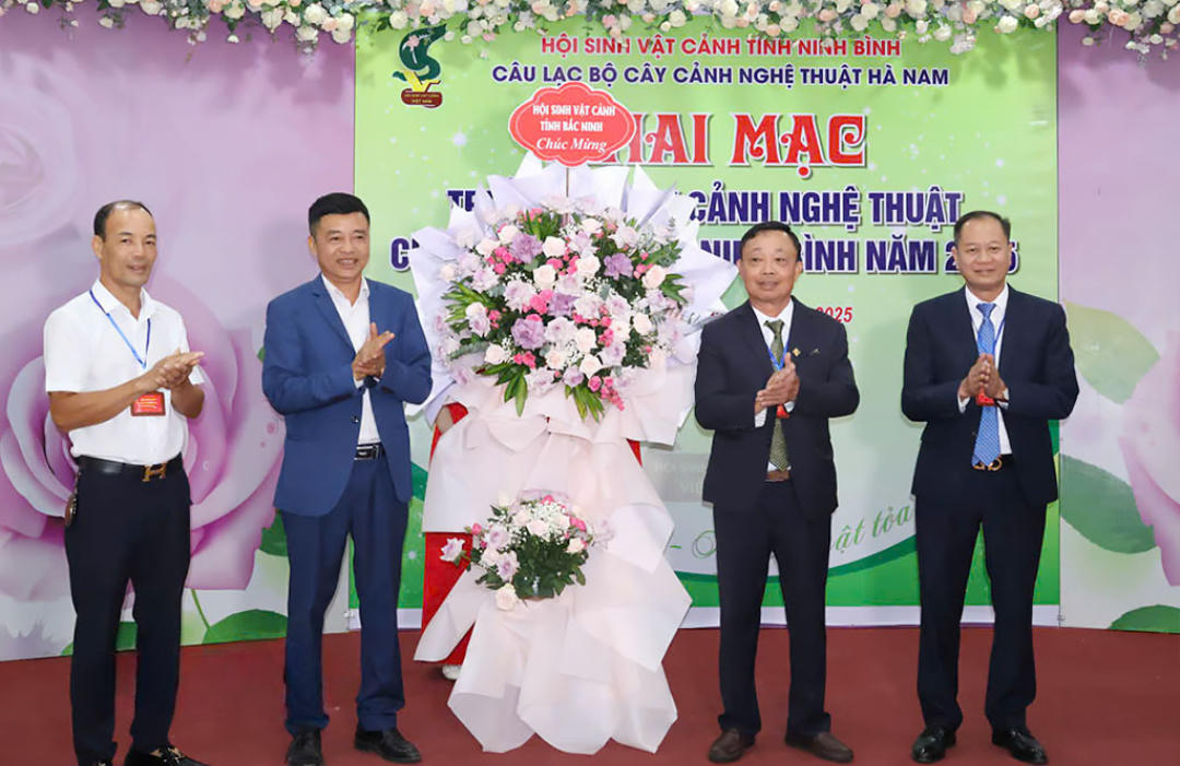 Hội Sinh vật cảnh các tỉnh tặng hoa chúc mừng lễ Khai mạc triển lãm cây cảnh nghệ thuật cụm Hà Nam năm 2025. (Ảnh: Phạm Hiền)