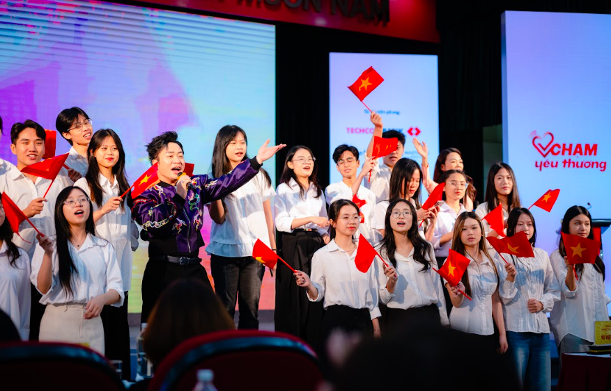 Đại sứ Quỹ Chạm Yêu Thương - Ca sỹ Tùng Dương giao lưu cùng tình nguyện viên tại Lễ ra mắt.