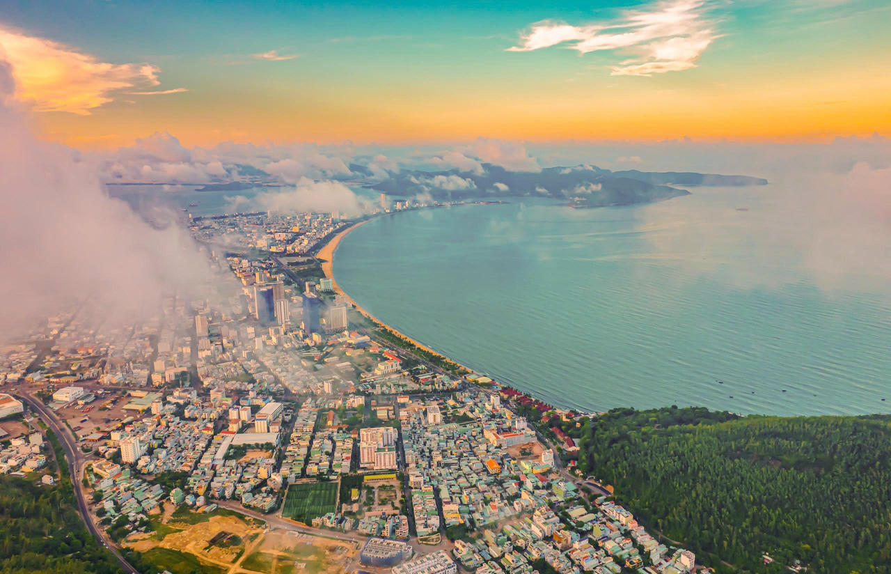 “Bãi biển vầng trăng khuyết” là tên mà người dân và du khách thường gọi khi nhắc đến bãi biển trung tâm Quy Nhơn với hình dáng uốn lượn mềm mại như vầng trăng khuyết dài khoảng 5km, trải dài từ Mũi Tấn đến Ghềnh Ráng. Nơi đây thu hút du khách bởi bãi cát vàng thoải và làn nước trong xanh, mang đến vẻ đẹp yên bình ngay trong lòng phố biển.