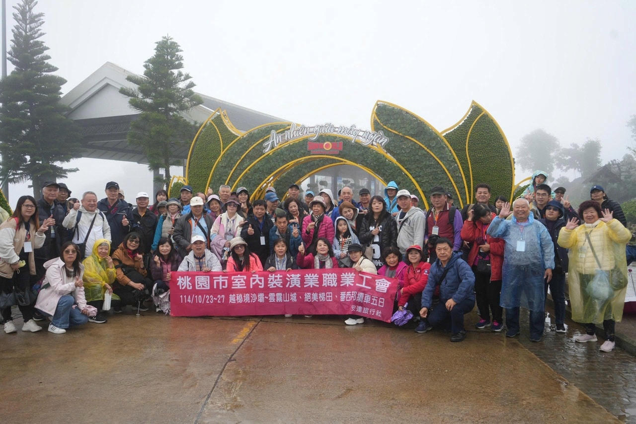 Khách du lịch chụp hình lưu niệm tại Lễ hội Hoa sen đá