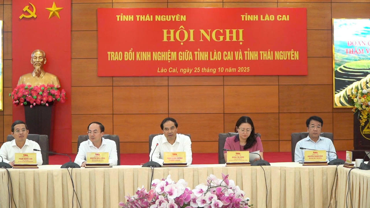 Các đại biểu chủ trì hội nghị.