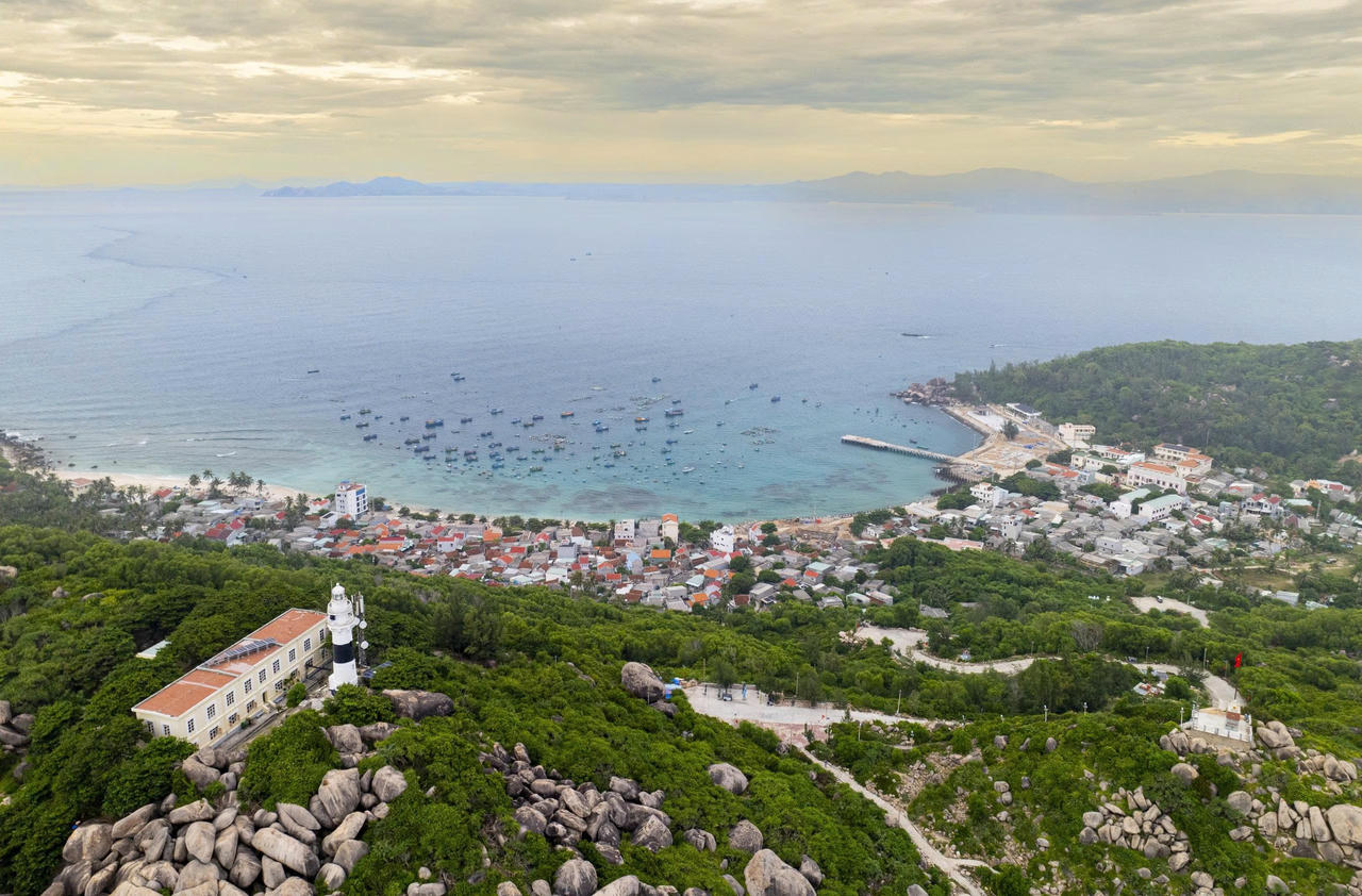 Đến đảo Cù Lao Xanh, du khách sẽ được trải nghiệm lướt ca nô vi vu trên biển, khám phá nét hoang sơ với những hòn đá đủ hình thù với sự hùng vĩ, bao la của trời, biển và núi non. Ở đảo Cù Lao Xanh, du khách còn được chiêm ngưỡng ngọn hải đăng có chiều cao 118m so với mặt biển, được tắm nước suối Giếng Tiên mà tương truyền xưa kia vào những đêm trăng sáng, các nàng tiên trên trời thường xuống đây để du ngoạn, tắm mát và vui đùa.