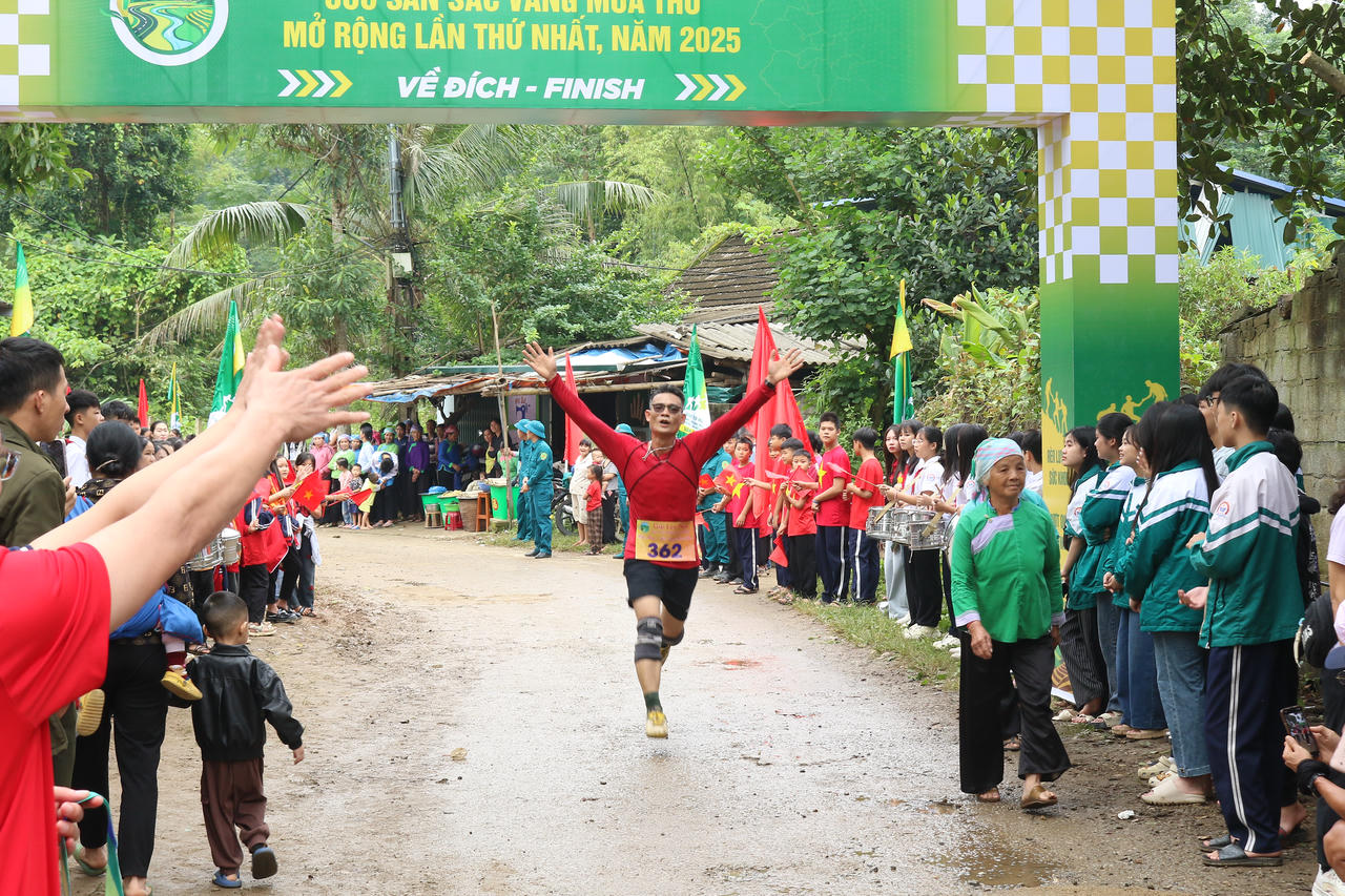 Hơn 500 vận động viên tham gia Giải leo núi “Cốc San – Sắc vàng mùa thu” năm 2025