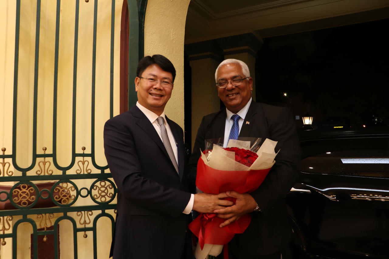 Thứ trưởng Nguyễn Thanh Tịnh đón và tặng hoa chào mừng Bộ trưởng Bộ Tư pháp Cuba.&nbsp;(Ảnh: H.Thư)