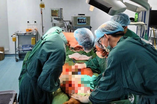 Phẫu thuật “bắc cầu động mạch khoeo”, giữ lại chân cho bệnh nhân trẻ tuổi