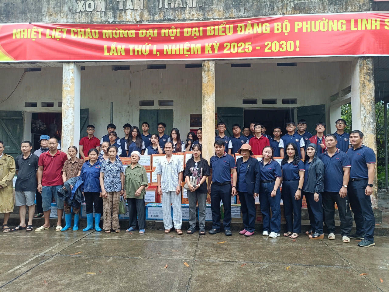 Đoàn trường đến thăm hỏi bà con xã Tân Thành