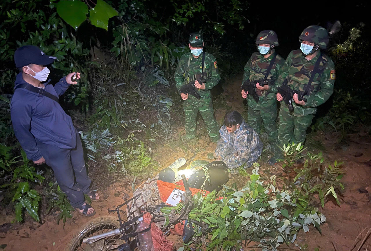 Lực lượng phối hợp bắt giữ đối tượng tại hiện trường. (Ảnh: Văn Bằng)