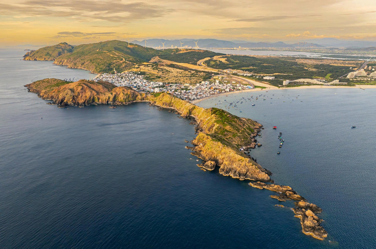 Thắng cảnh Eo Gió là một eo biển đẹp, hình vòng cung được những rặng núi đá cao uốn cong ôm trọn vào lòng. Từ trên đỉnh Eo Gió, du khách phóng tầm mắt ra xa sẽ thấy nào là cảnh ngư dân đánh bắt cá, cảnh bà con mua hải sản khi thuyền vào bờ, tịnh xá Ngọc Hòa với tượng Phật bà Quan Âm 2 mặt lớn nhất Việt Nam... 