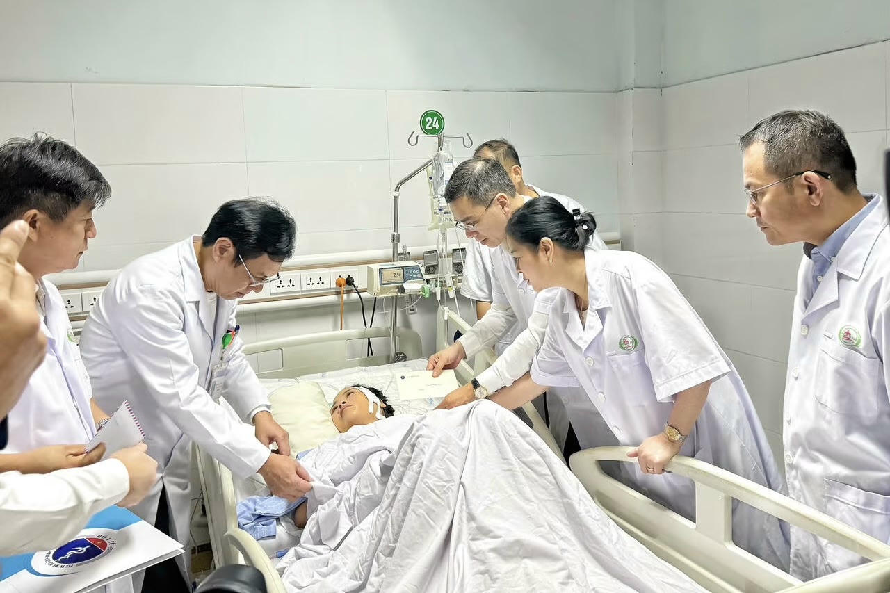 Bộ trưởng Y tế tặng Bằng khen cho 5 tập thể, cá nhân trong vụ cứu trẻ sơ sinh ở Nghệ An