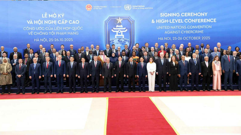 Chủ tịch nước Lương Cường, Tổng Thư ký Liên hợp quốc António Guterres và các Trưởng đoàn tại Lễ mở ký Công ước Hà Nội.