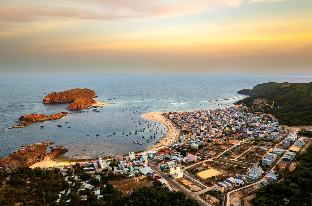 Đảo Hòn Khô được ví như một “người đẹp bên bờ biển”. Không chỉ sở hữu làn nước biển xanh trong, đảo này còn được bao bọc bởi những rạn san hô muôn màu và sở hữu các loài động thực vật quý hiếm, trong đó có nhiều loại rùa biển. Chưa hết, Hòn Khô còn mang vẻ đẹp kỳ ảo khi vào mùa rong mơ. 