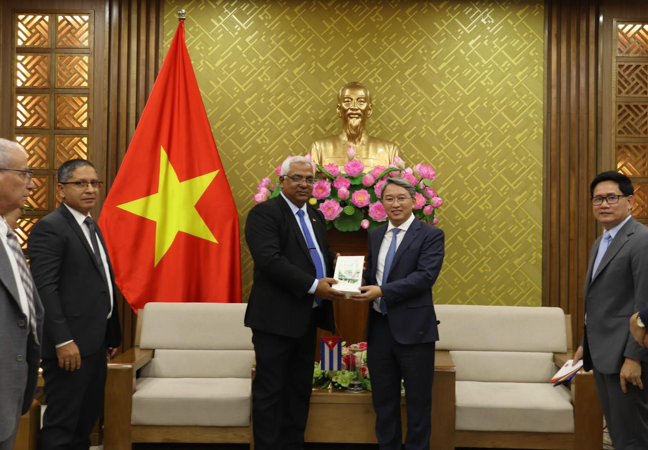 Bộ trưởng Nguyễn Hải Ninh tặng quà lưu niệm, chúc Bộ trưởng Bộ Tư pháp Cuba và Đoàn có chuyến công tác đạt nhiều kết quả tại Việt Nam.&nbsp;(Ảnh: H.Thư)