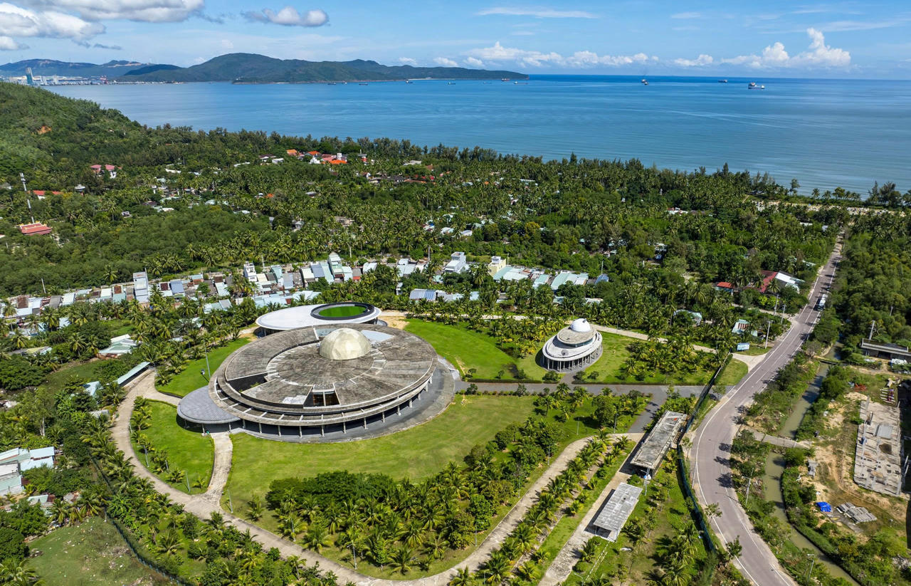 Trung tâm Khám phá khoa học và đổi mới sáng tạo Quy Nhơn đưa du khách đến với thế giới bao la rộng lớn của vũ trụ, tìm hiểu về hệ mặt trời, mặt trăng và các hành tinh, khám phá trực tiếp các hiện tượng thiên nhiên, nguồn gốc nguyên nhân của thủy triều, bão, lũ, sấm sét. Đồng thời, du khách sẽ được xem show trình diễn khoa học vật lý hấp dẫn về tĩnh điện, điện cao áp, tạo ra âm thanh và các hiệu ứng bất ngờ.