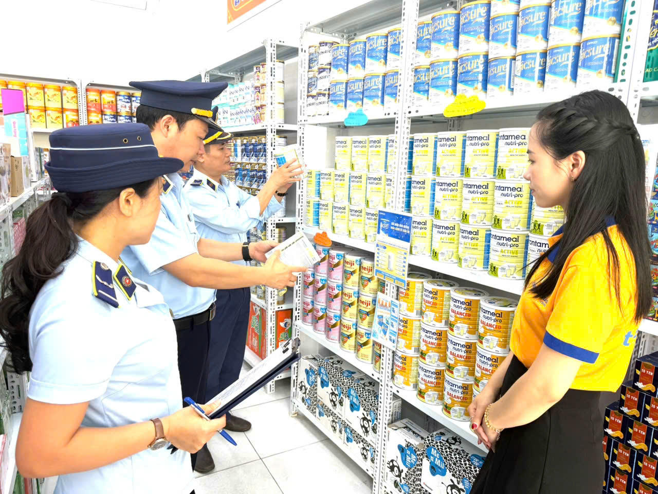 Cán bộ Chi cục QLTT Thanh Hóa kiểm tra hoạt động kinh doanh mặt hàng sữa bột.
